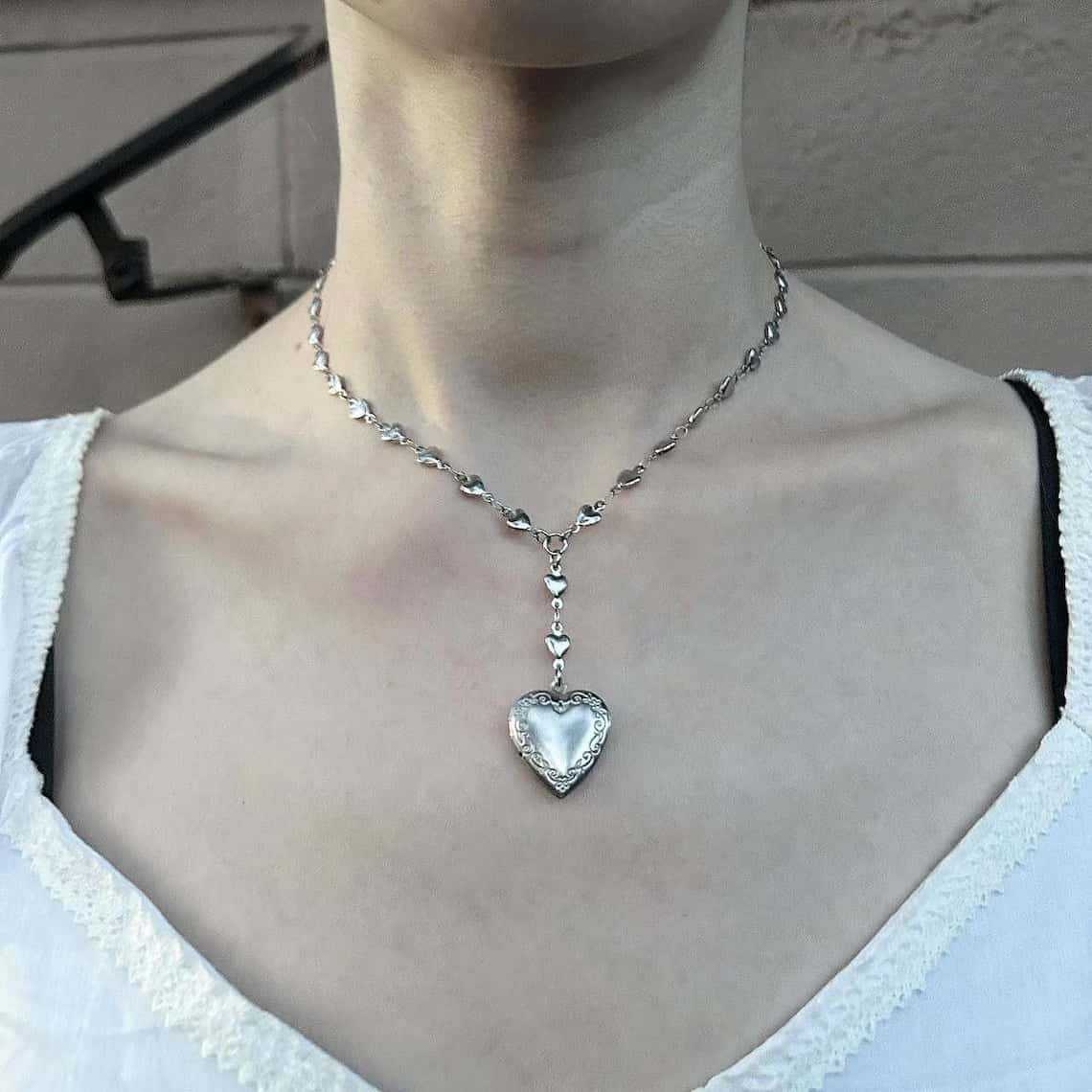 Heart Locket Necklace Photo - 하트 로켓 펜던트가 달린 묵주 라리어트