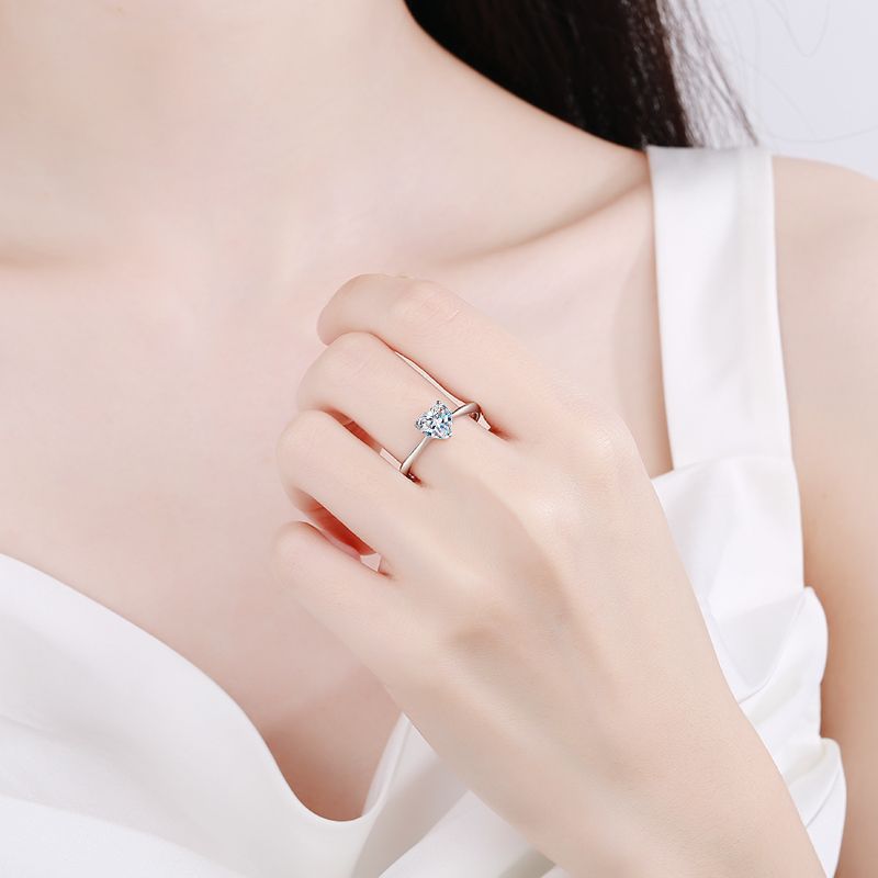 LioraGem 여성용 1캐럿 팬시 모양 모이사나이트  - Moissanite Engagement Ring 1 Carat 리뷰 및 가격