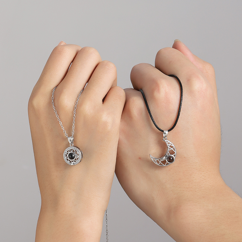 2PCS 마그네틱 커플 매칭 목걸이 100 개 언어 당 - Magnetic Couple Matching Necklaces 리뷰 및 가격